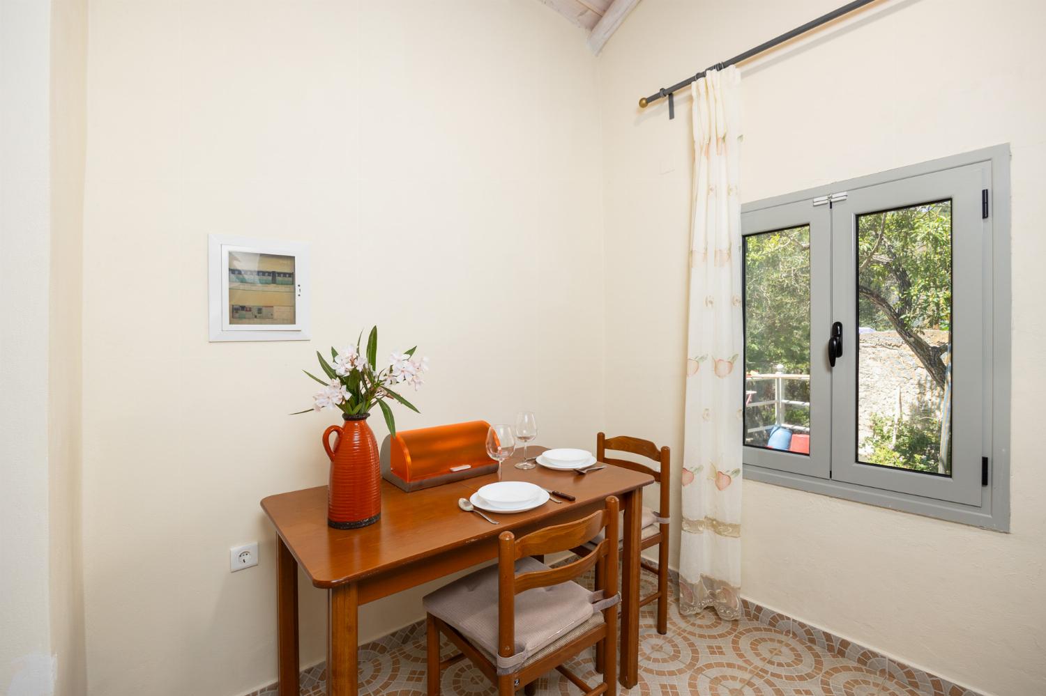 Open-plan cottage with double bed, dining area, kitchen, bathroom, A/C, WiFi internet, and TV