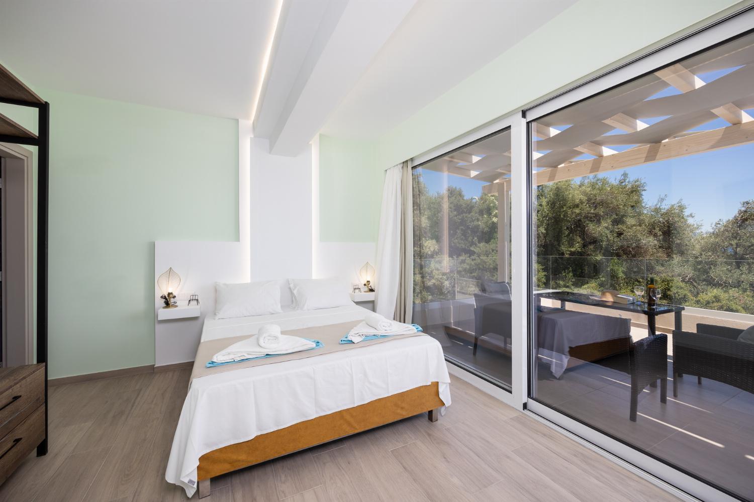 Double bedroom with en suite bathroom, A/C, TV, and sea views
