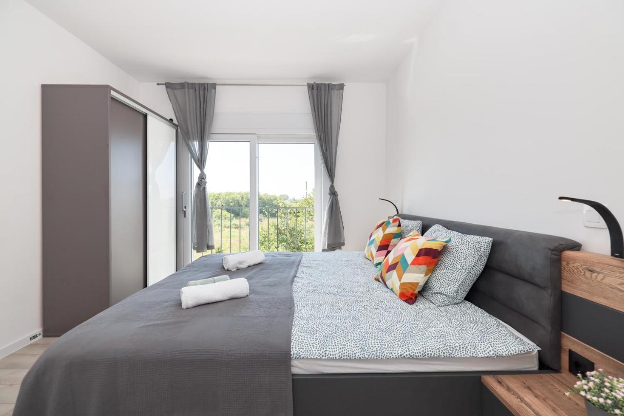 Double bedroom with en suite bathroom, A/C, and upper terrace access