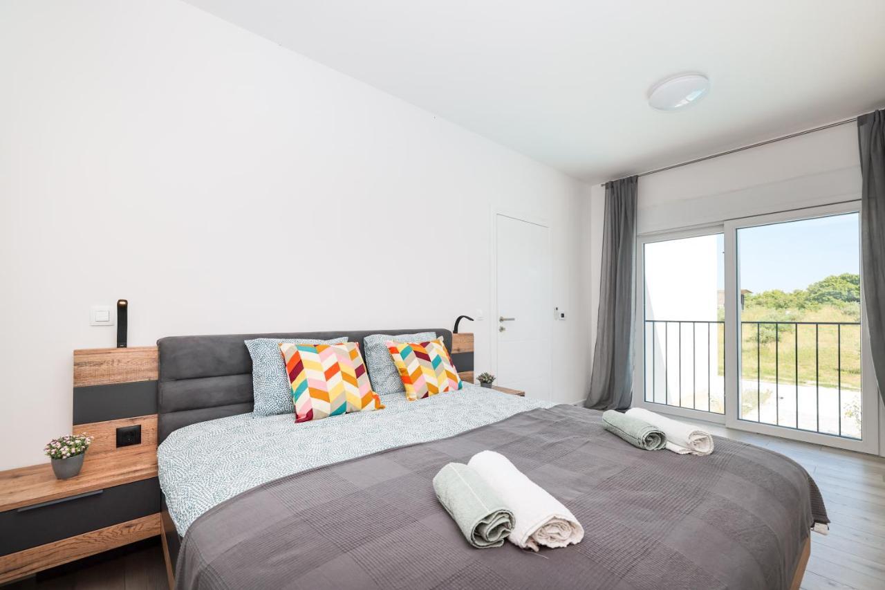 Double bedroom with en suite bathroom, A/C, and upper terrace access
