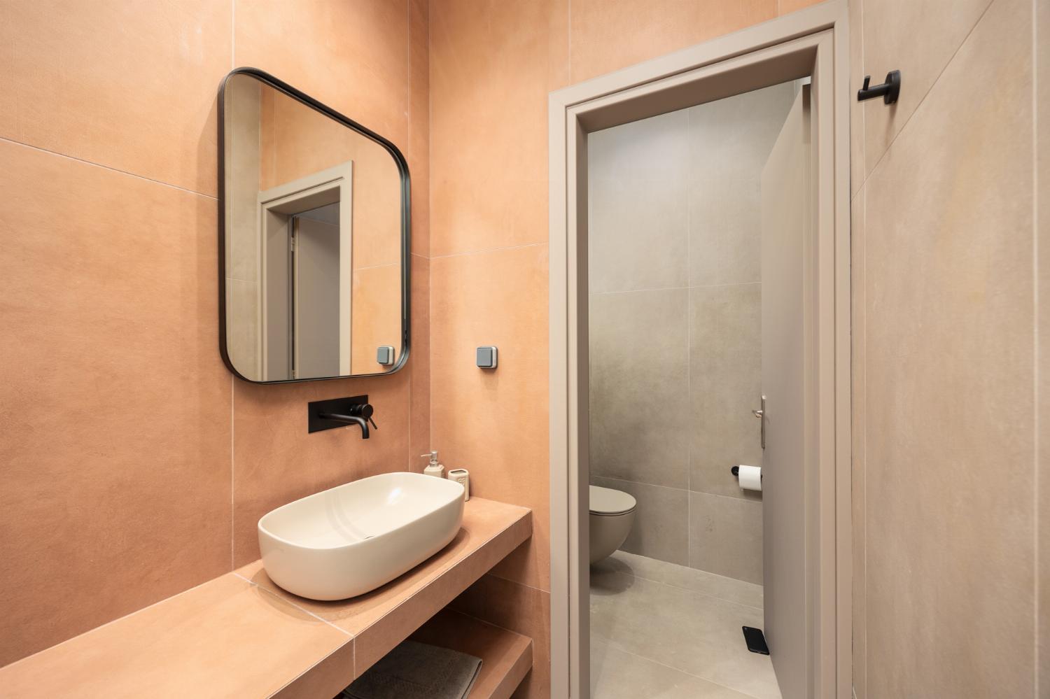 En suite bathroom with shower