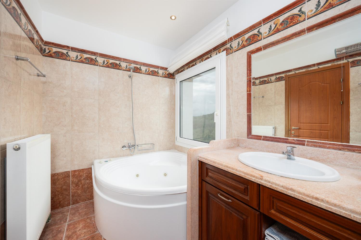 Family bathroom with shower and jacuzzi