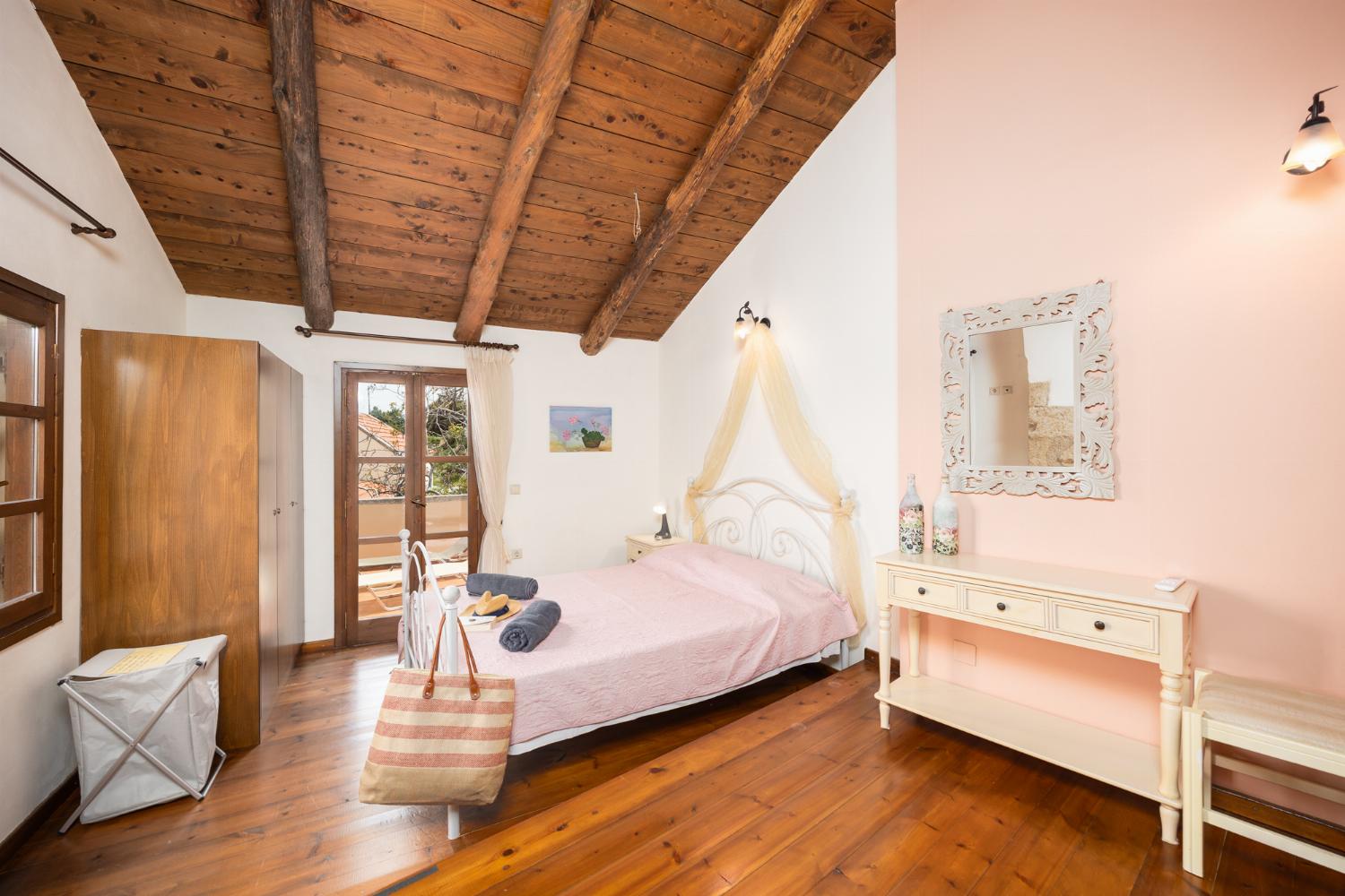 Bedroom with double bed, single bed, and A/C
