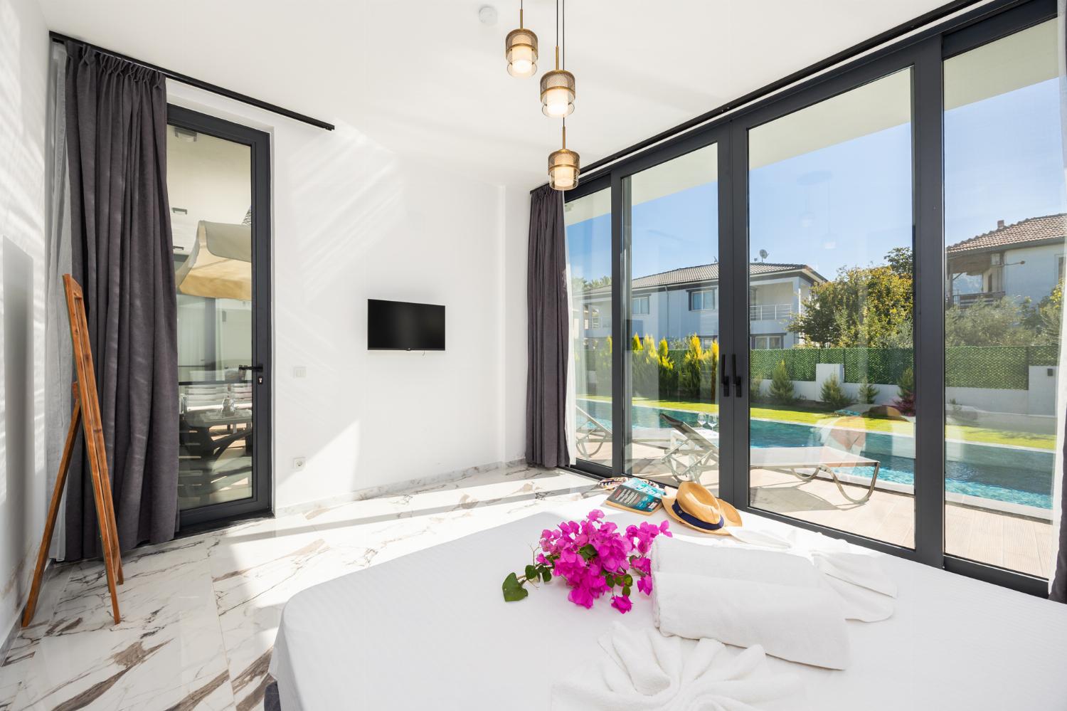 Double bedroom with en suite bathroom and A/C