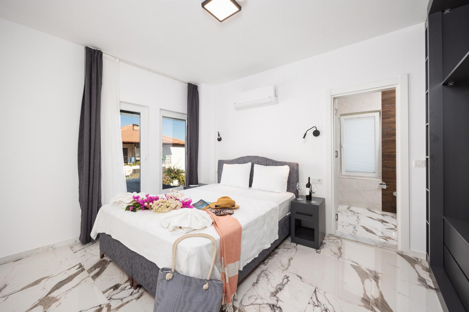 Double bedroom with en suite bathroom and A/C