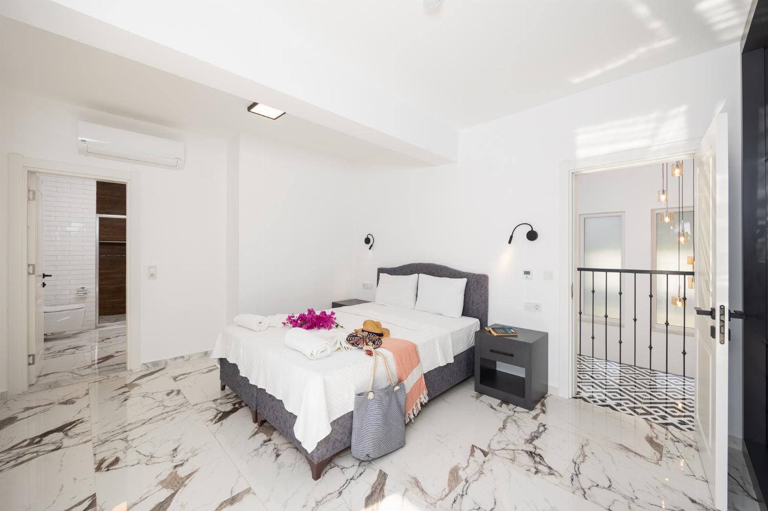 Double bedroom with en suite bathroom and A/C
