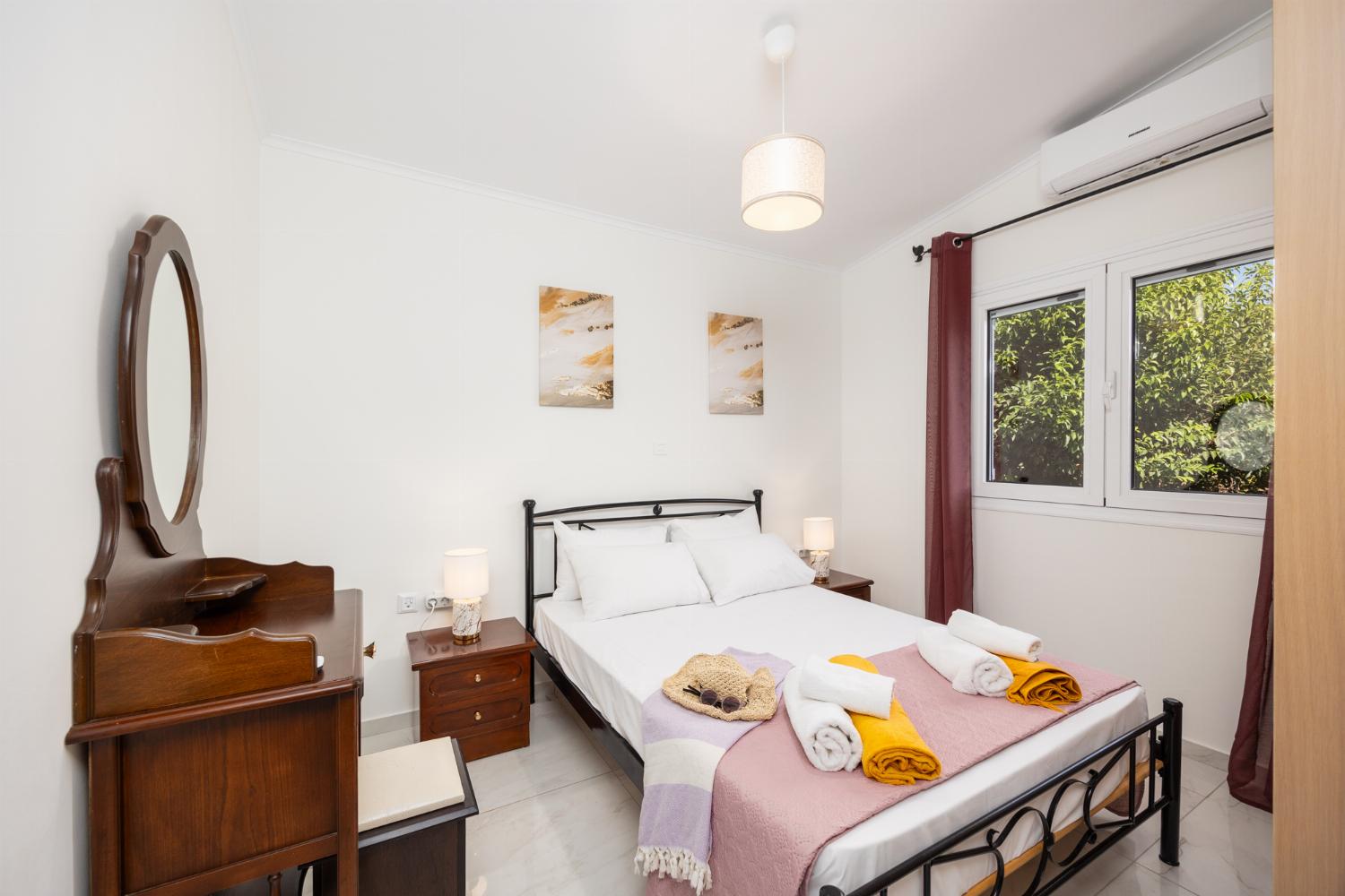 Open-plan living room with sofa, dining area, kitchen, A/C, WiFi internet, and satellite TV
