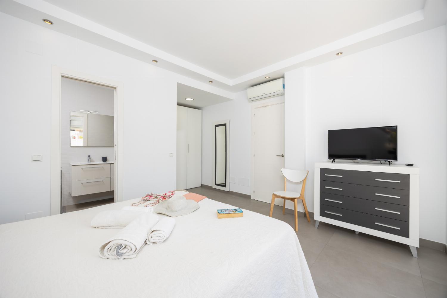 Double bedroom with en suite bathroom and A/C