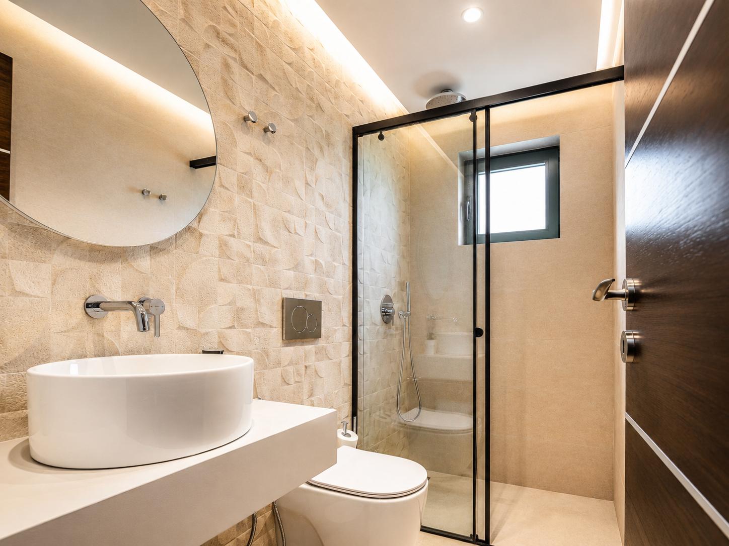 Double bedroom with en suite bathroom and A/C