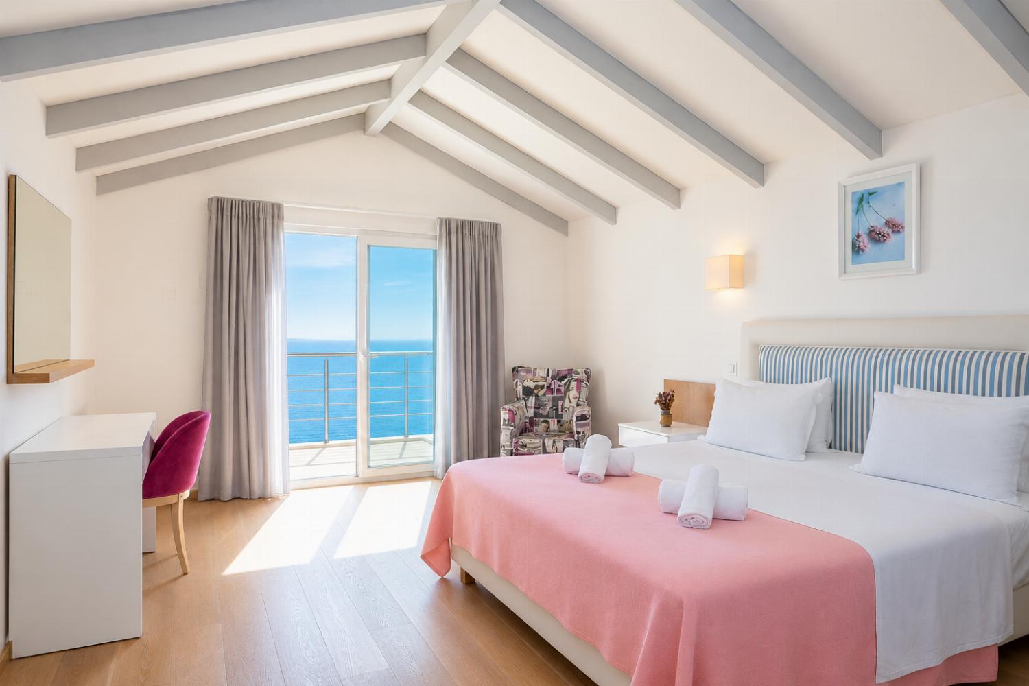 Double bedroom with en suite bathroom and A/C
