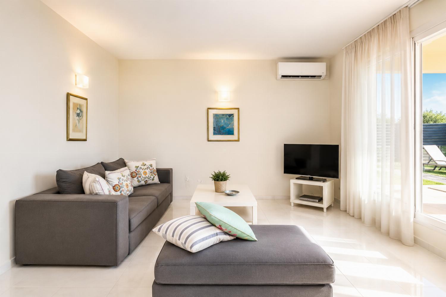 Living room with sofas, A/C, WiFi internet, and satellite TV