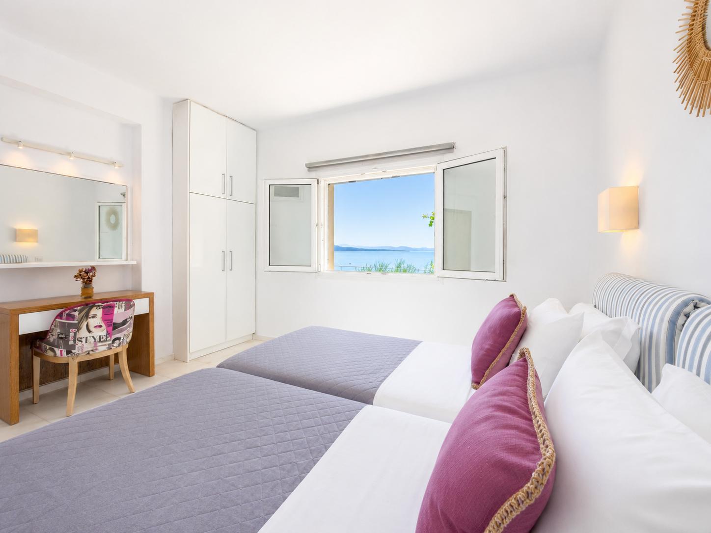 Twin bedroom with A/C