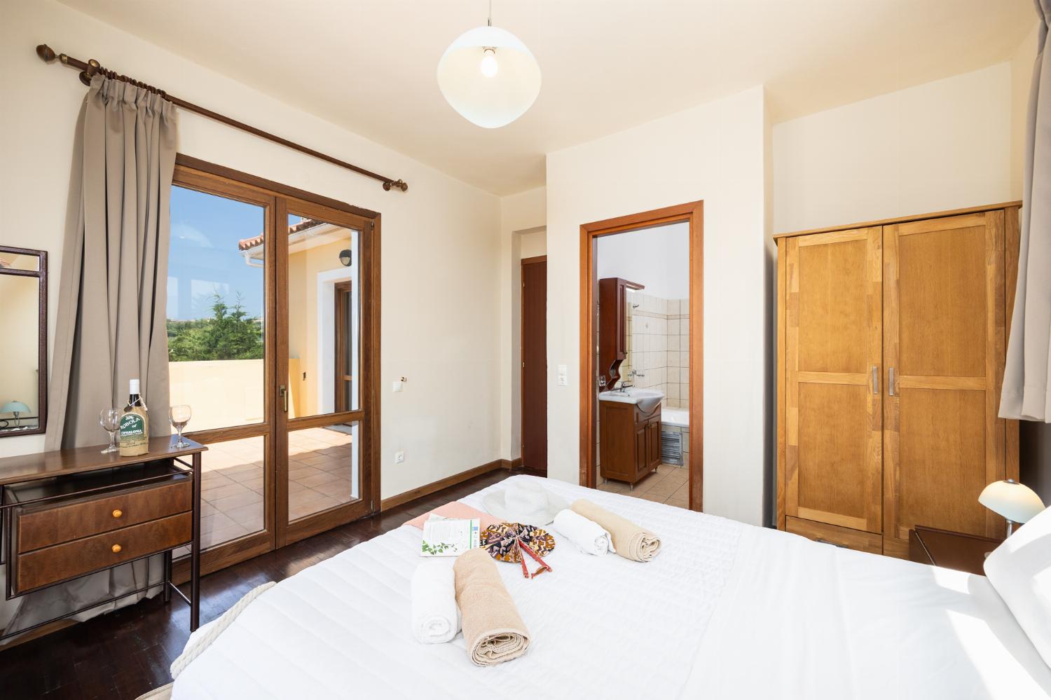 Double bedroom with en suite bathroom and A/C