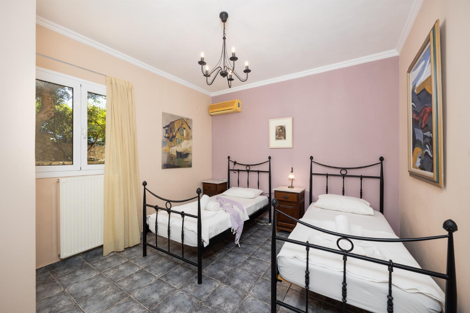 Downstairs apartment: twin bedroom with A/C