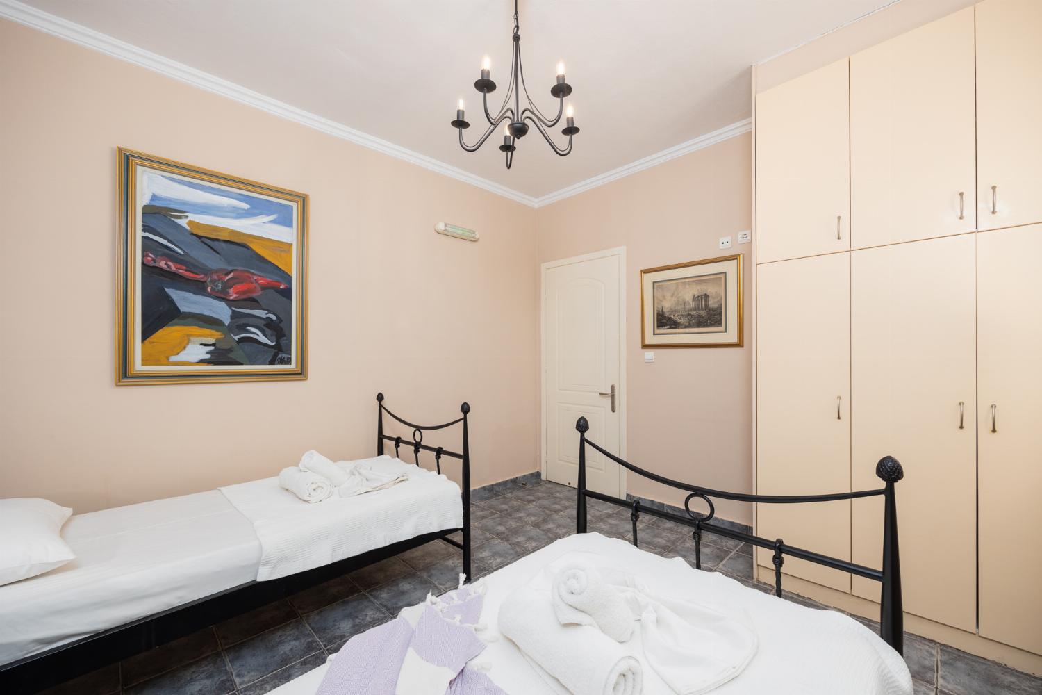 Downstairs apartment: twin bedroom with A/C