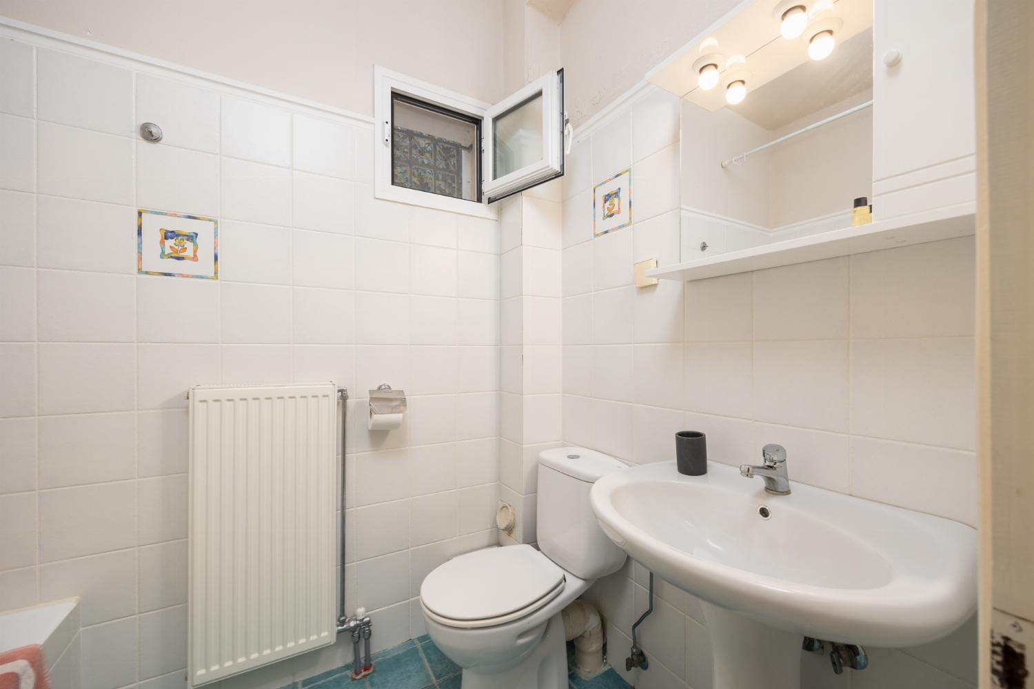Downstairs apartment: family bathroom with bath and shower