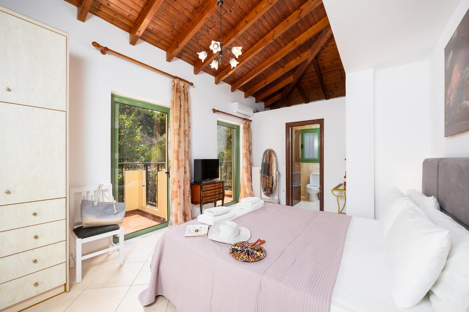 Double bedroom with en suite bathroom and A/C