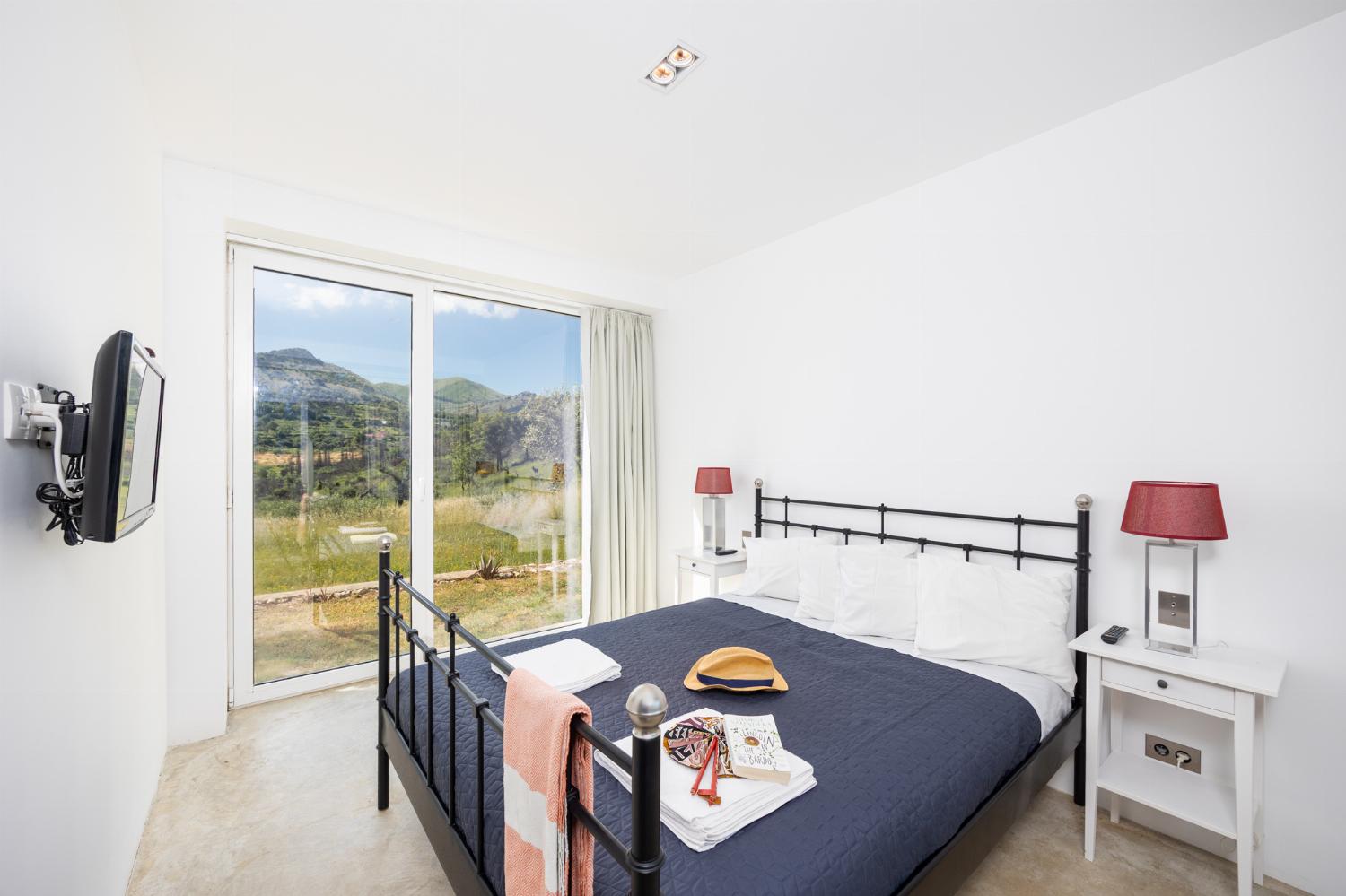 Double bedroom with en suite bathroom and A/C