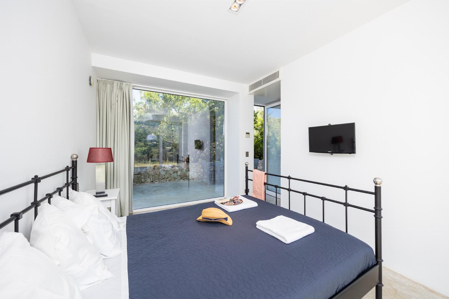 Double bedroom with en suite bathroom and A/C