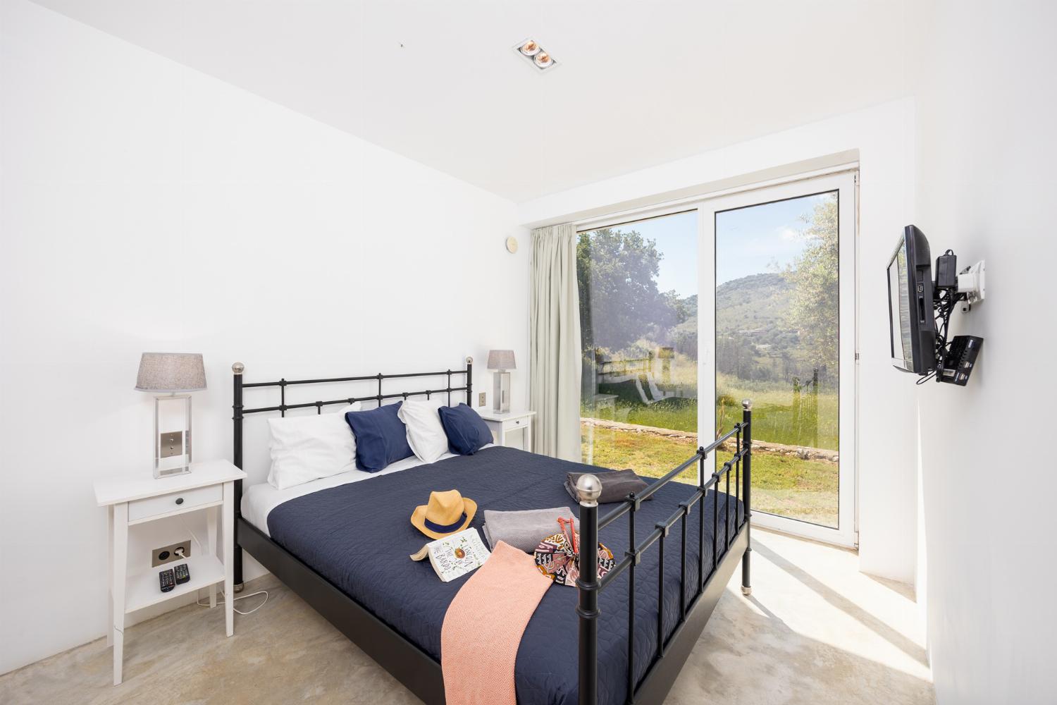 Double bedroom with en suite bathroom and A/C