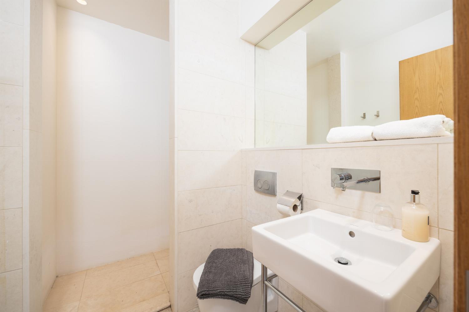 En suite bathroom with shower