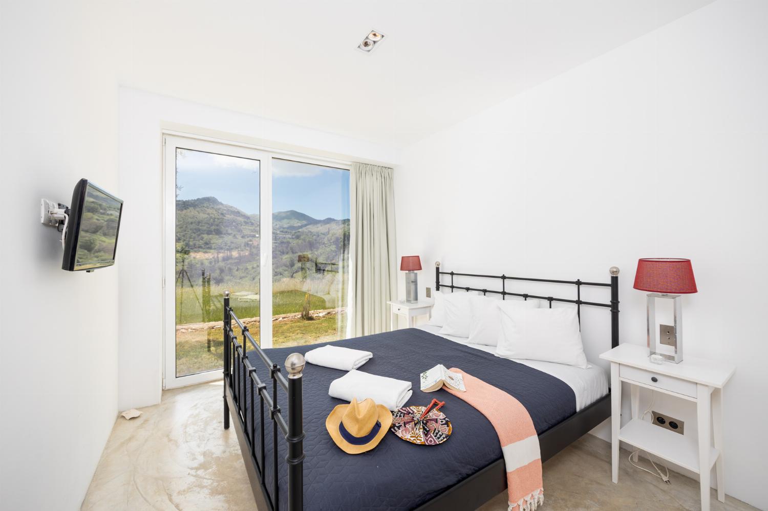 Double bedroom with en suite bathroom and A/C