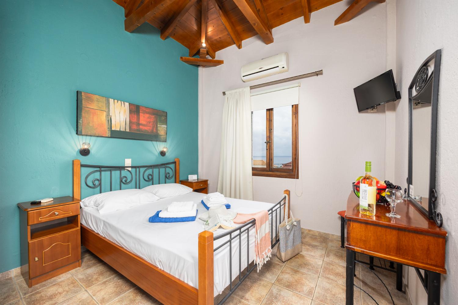 Unit 1: double bedroom with A/C