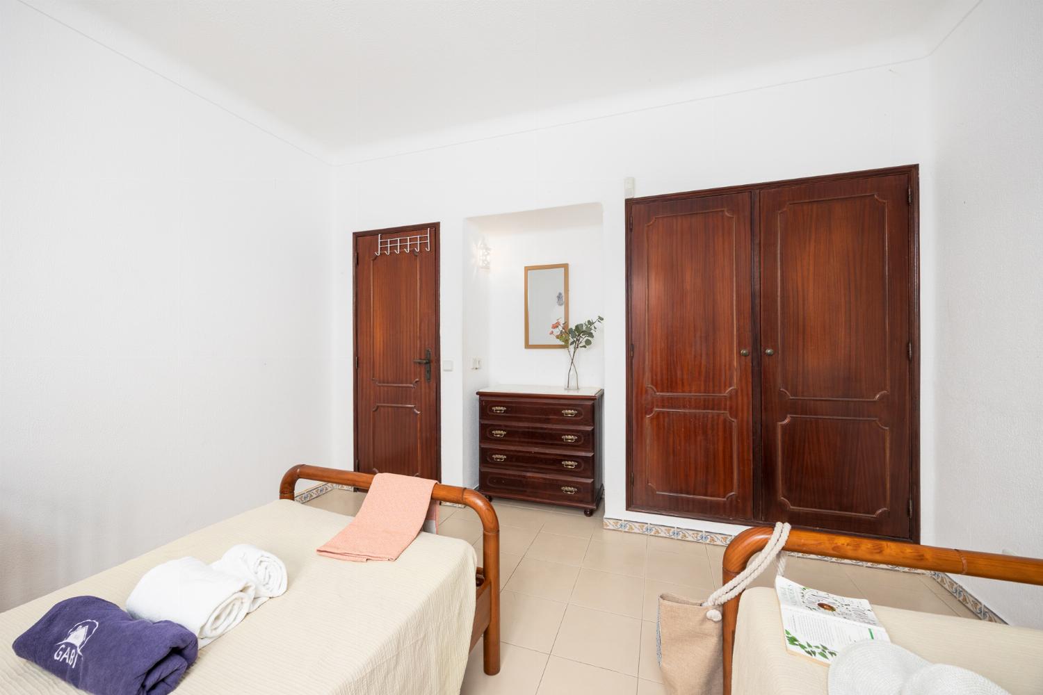 Twin bedroom with A/C