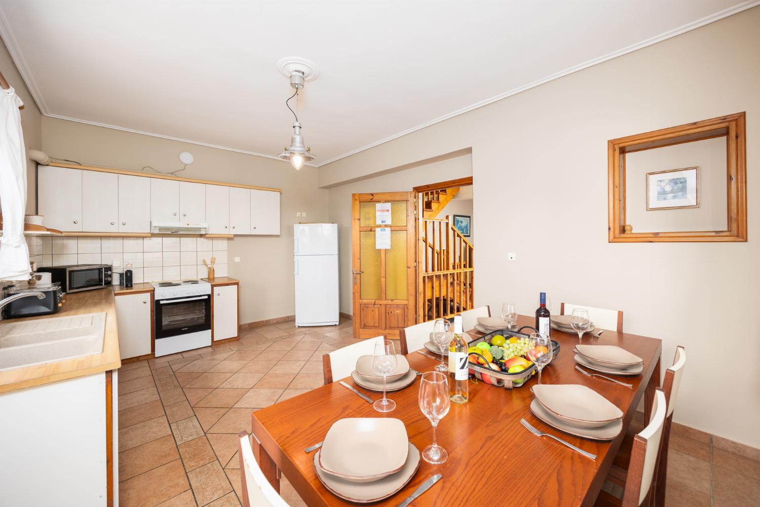 Equipped kitchen with dining area