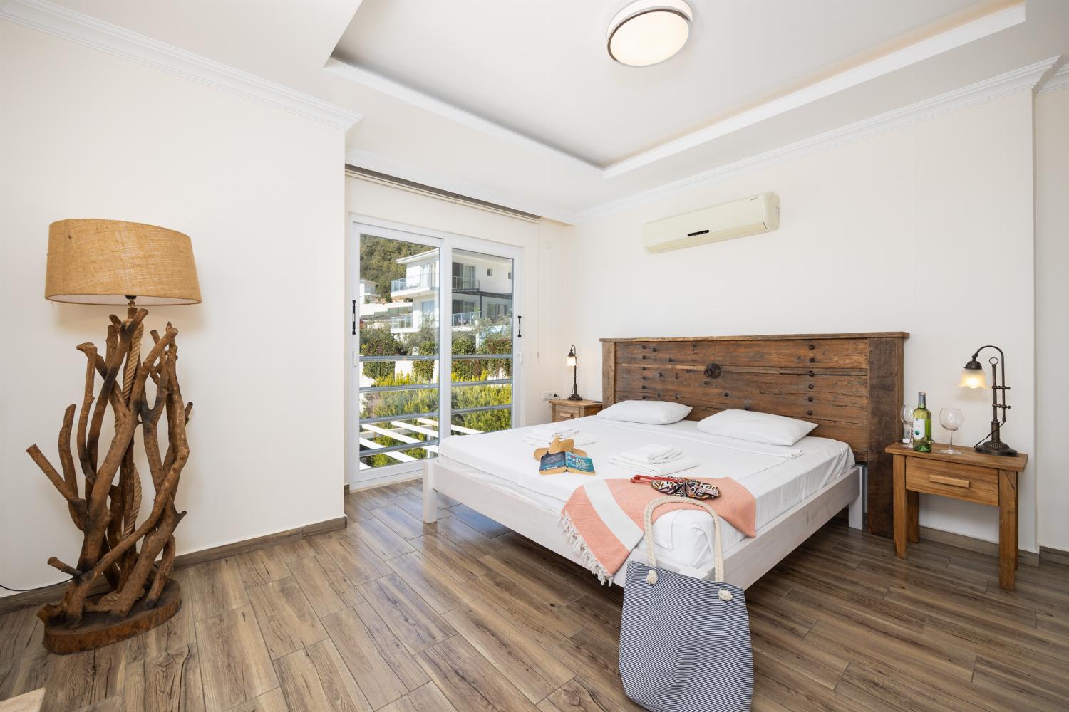 Double bedroom with en suite bathroom and A/C