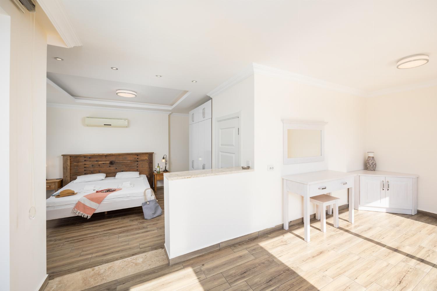 Double bedroom with en suite bathroom and A/C
