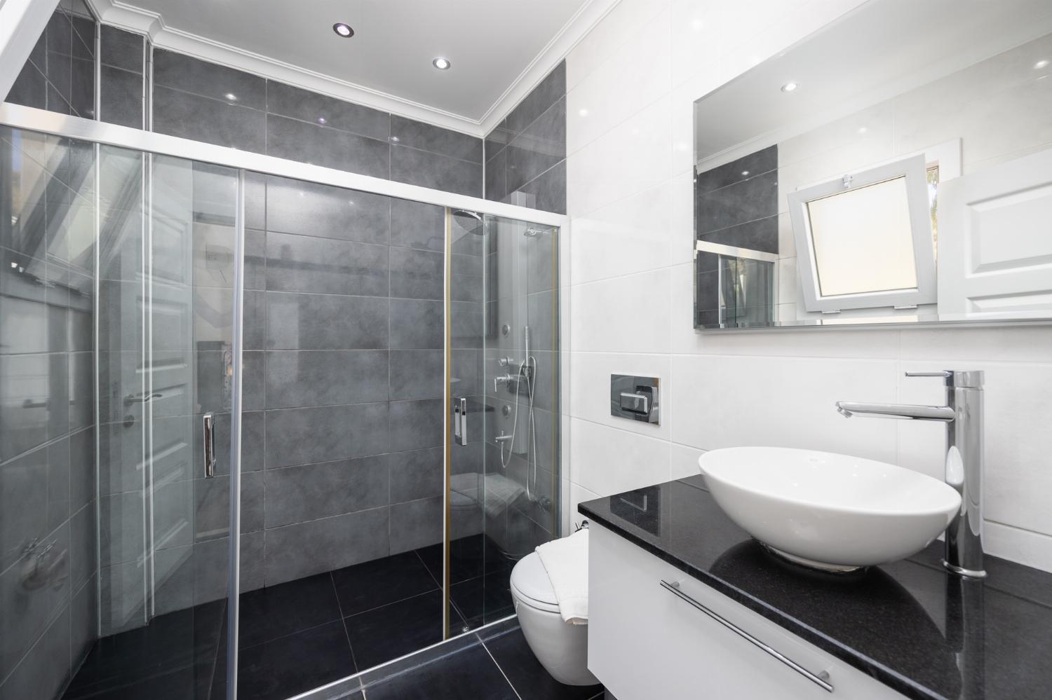 En suite bathroom with shower