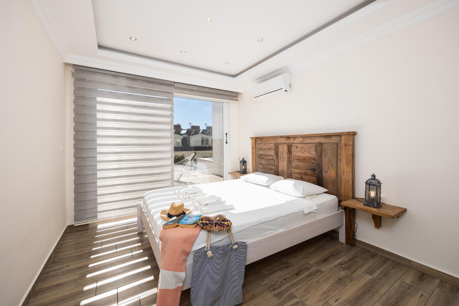 Double bedroom with en suite bathroom and A/C