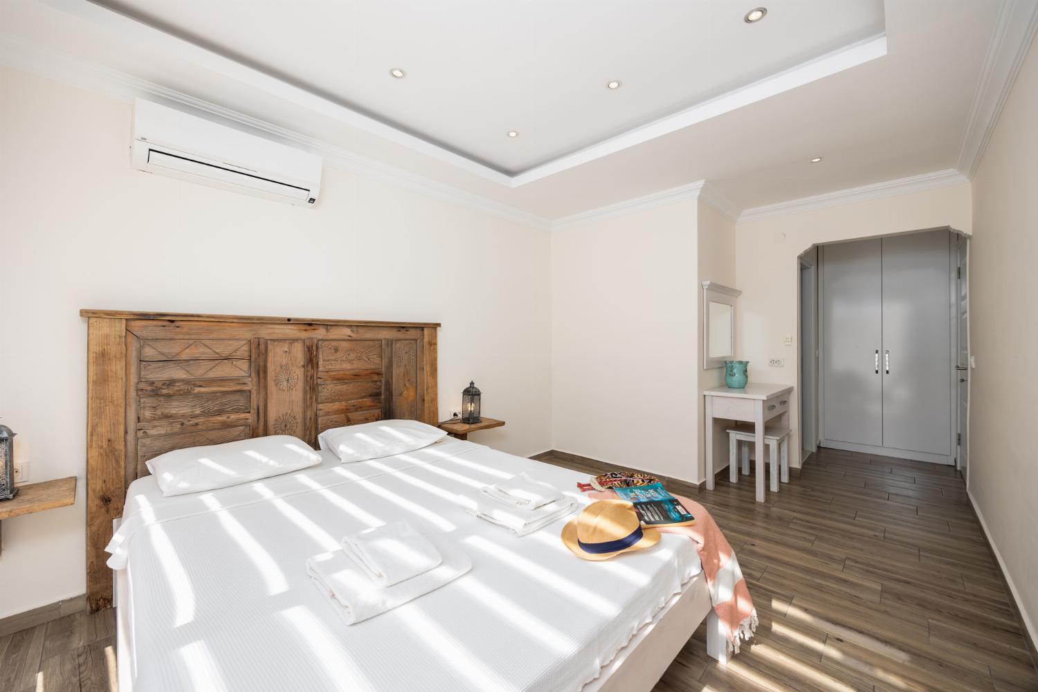 Double bedroom with en suite bathroom and A/C