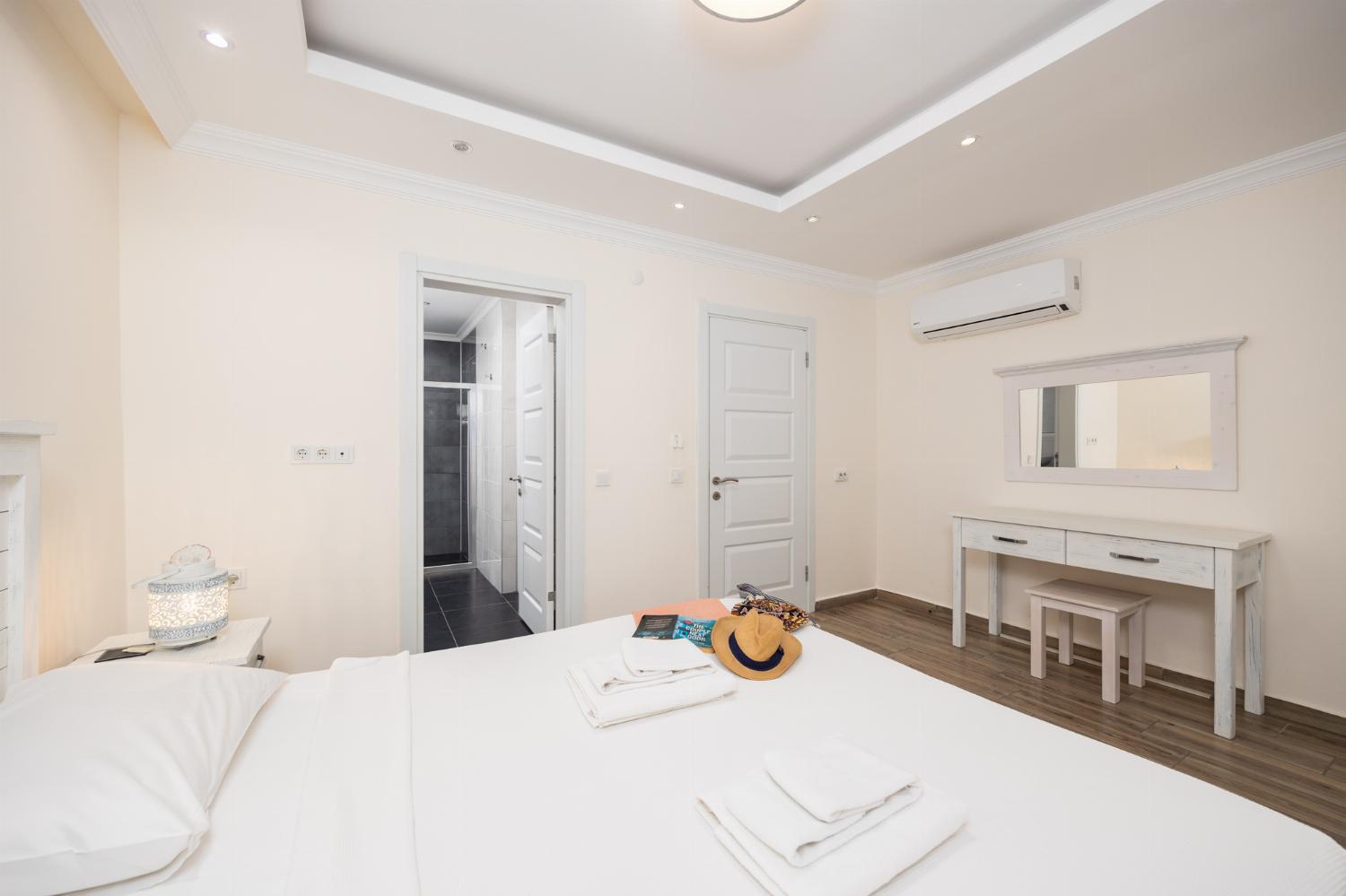 Double bedroom with en suite bathroom and A/C