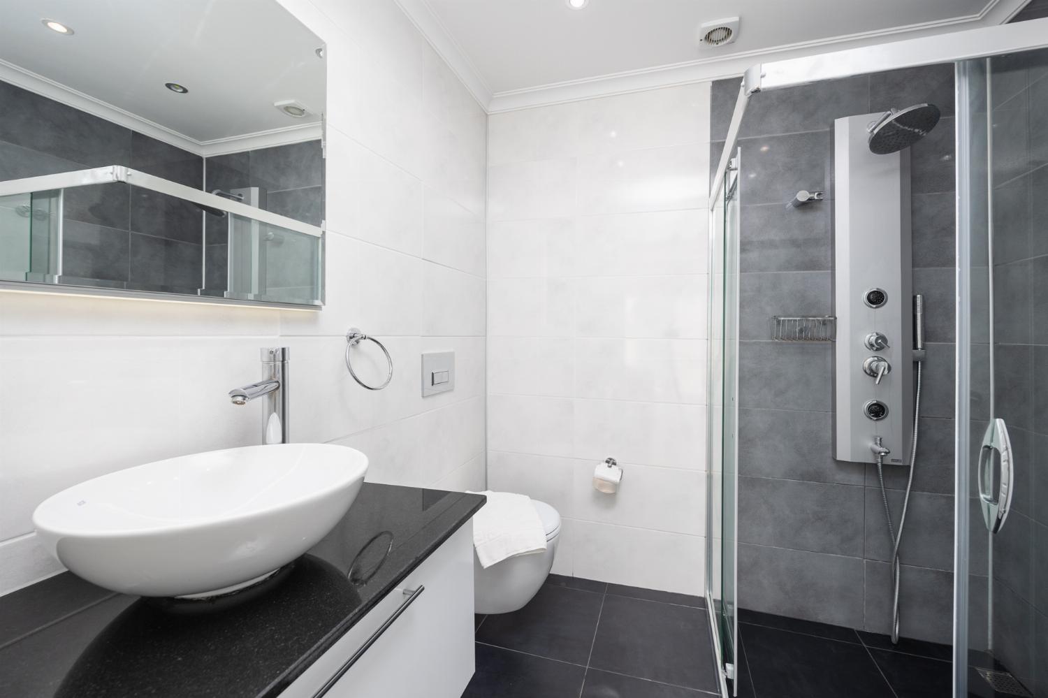 En suite bathroom with shower