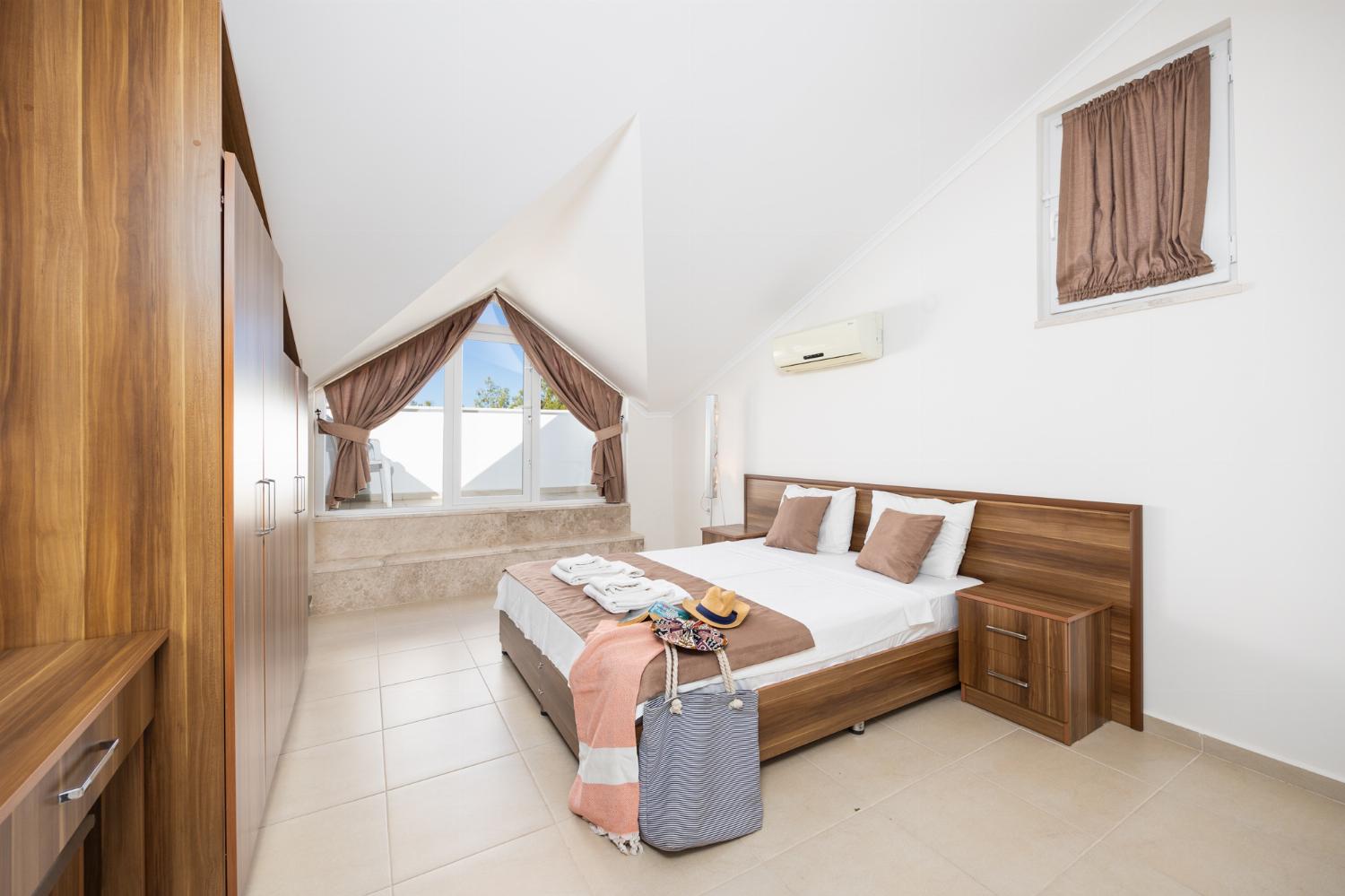 Double bedroom with en suite bathroom and A/C