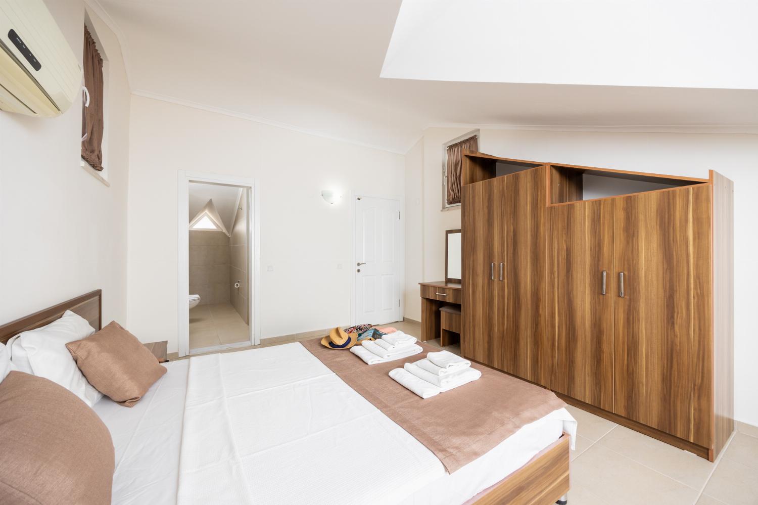 Double bedroom with en suite bathroom and A/C