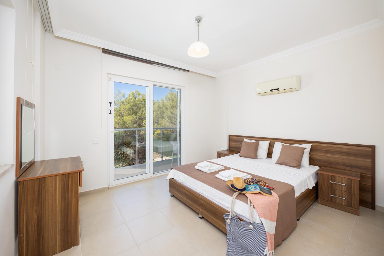 Double bedroom with en suite bathroom and A/C