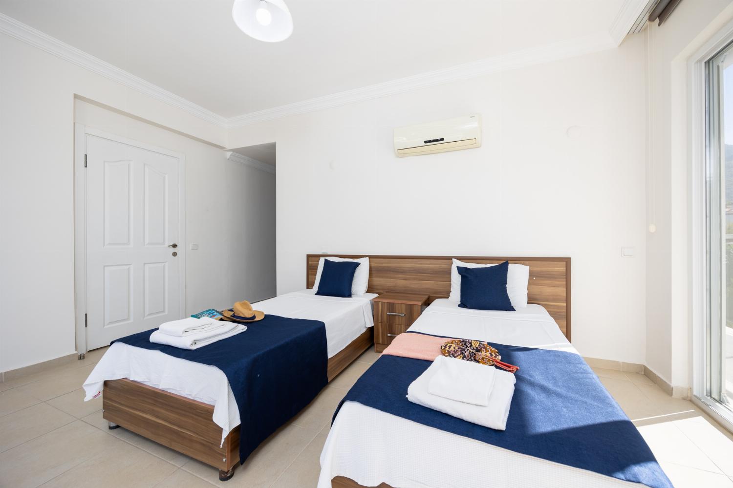 Twin bedroom with en suite bathroom and A/C