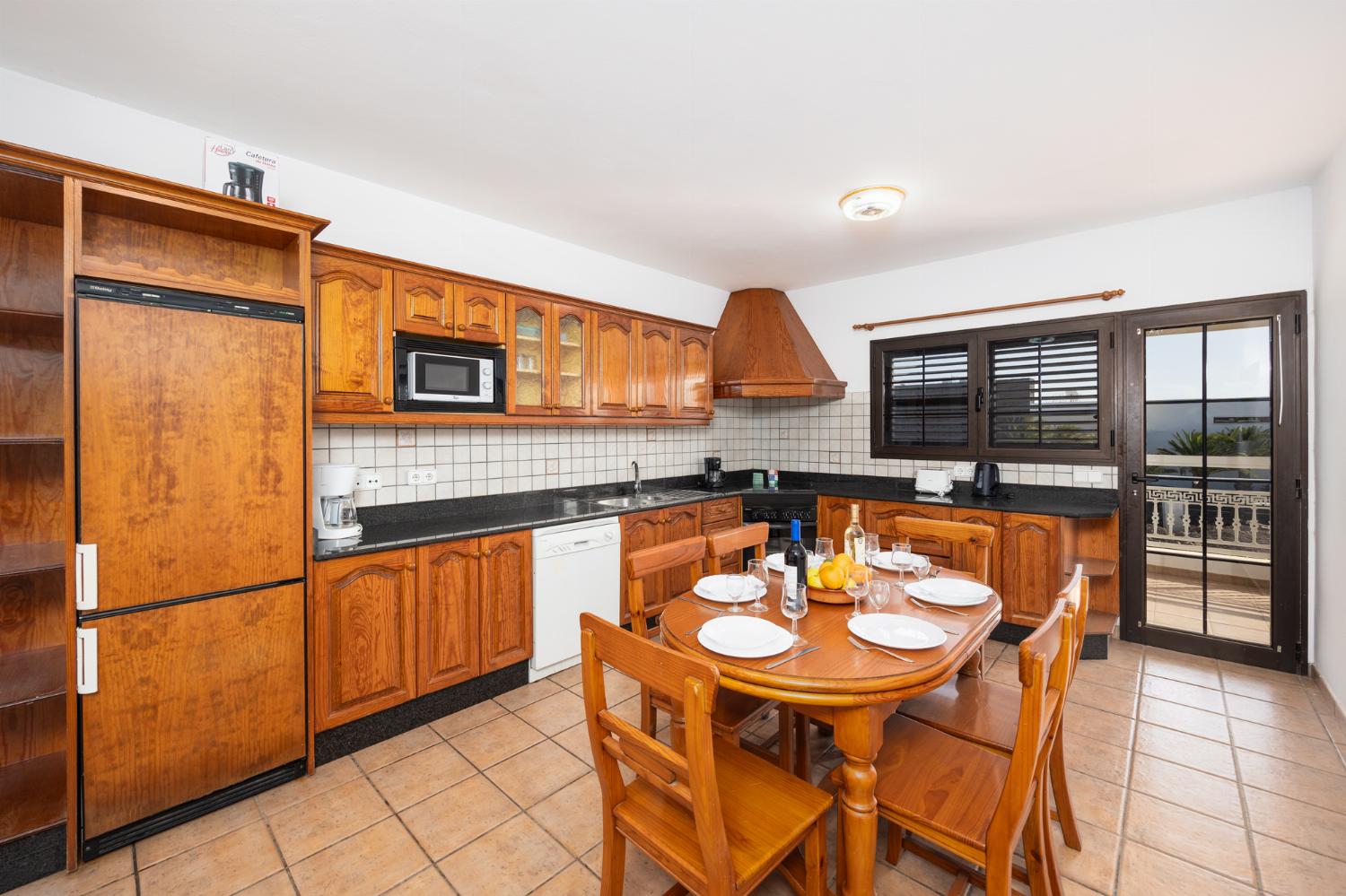 Equipped kitchen with dining area