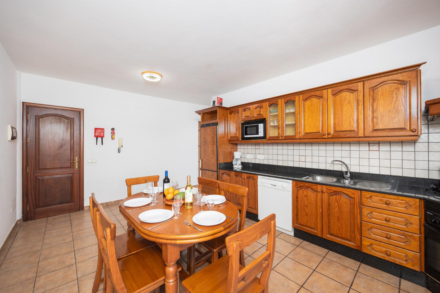 Equipped kitchen with dining area