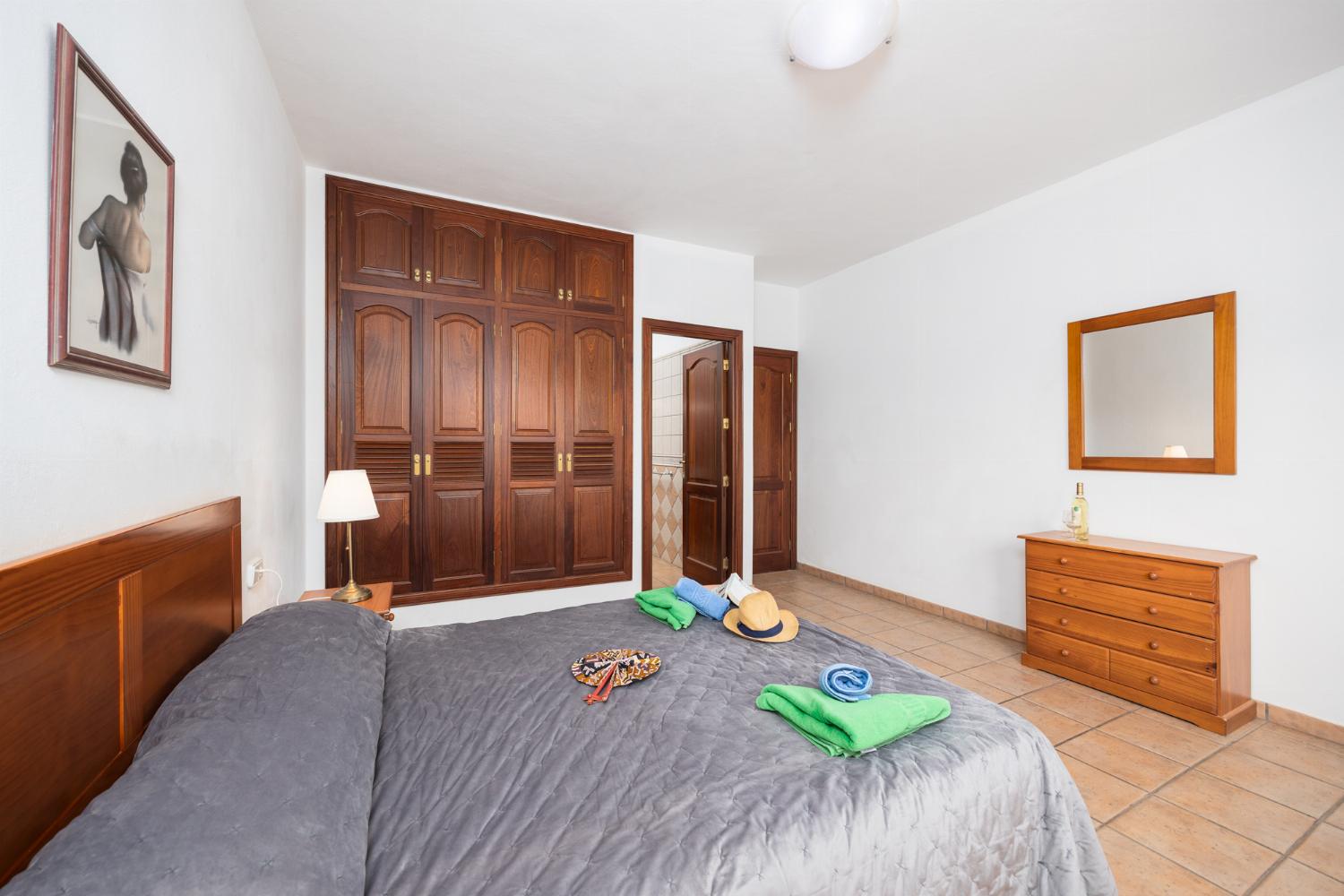 Double bedroom with en suite bathroom and A/C