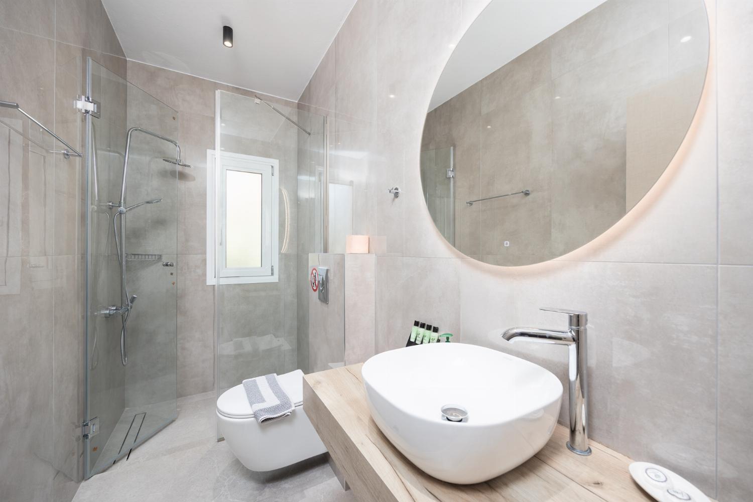 En suite bathroom with shower