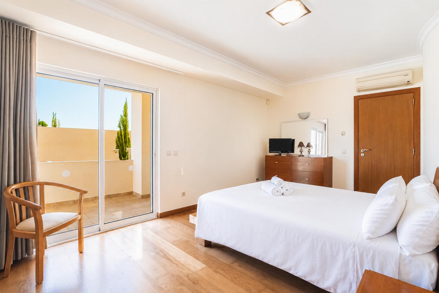 Double bedroom with en suite bathroom and A/C