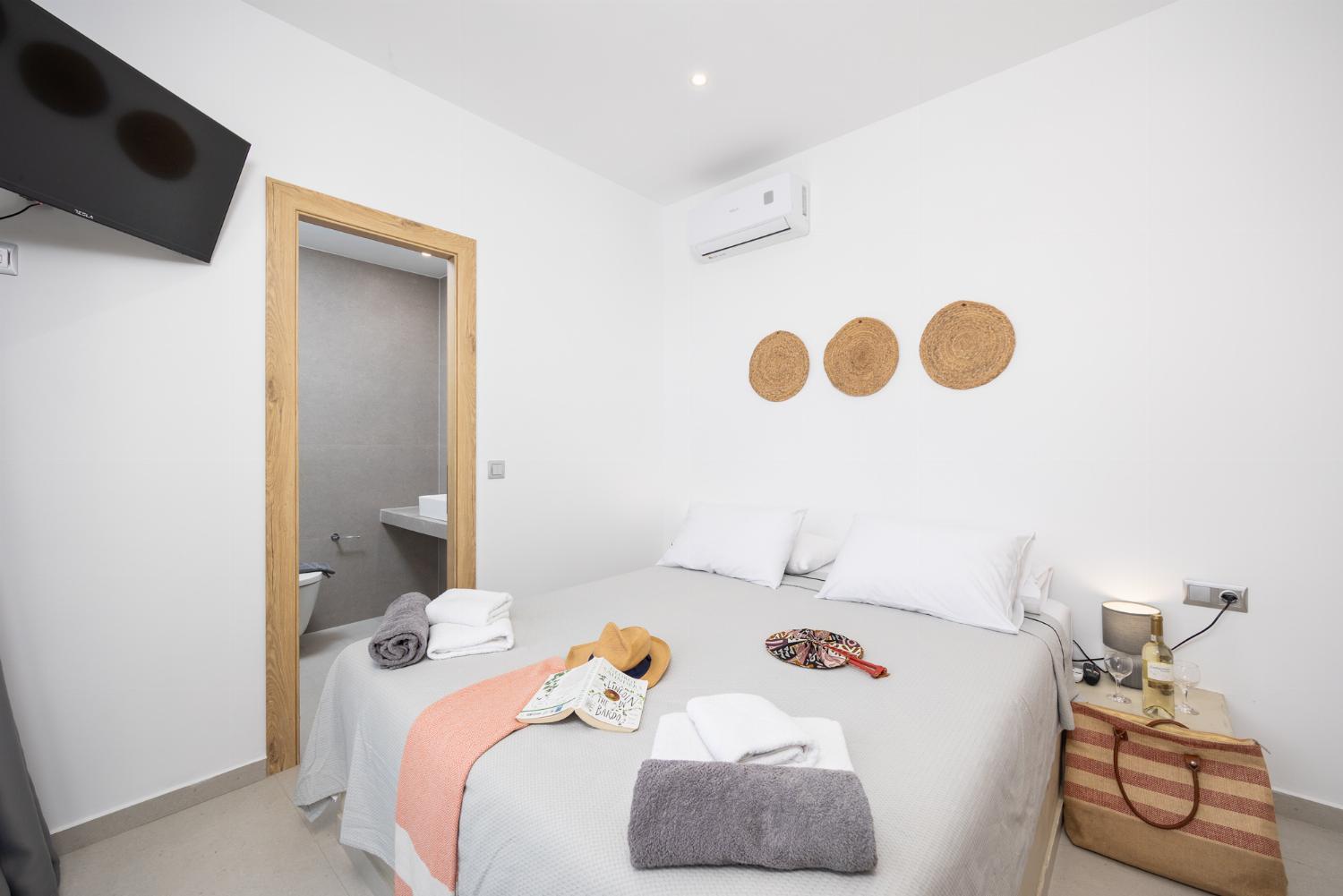 Double bedroom with en suite bathroom and A/C