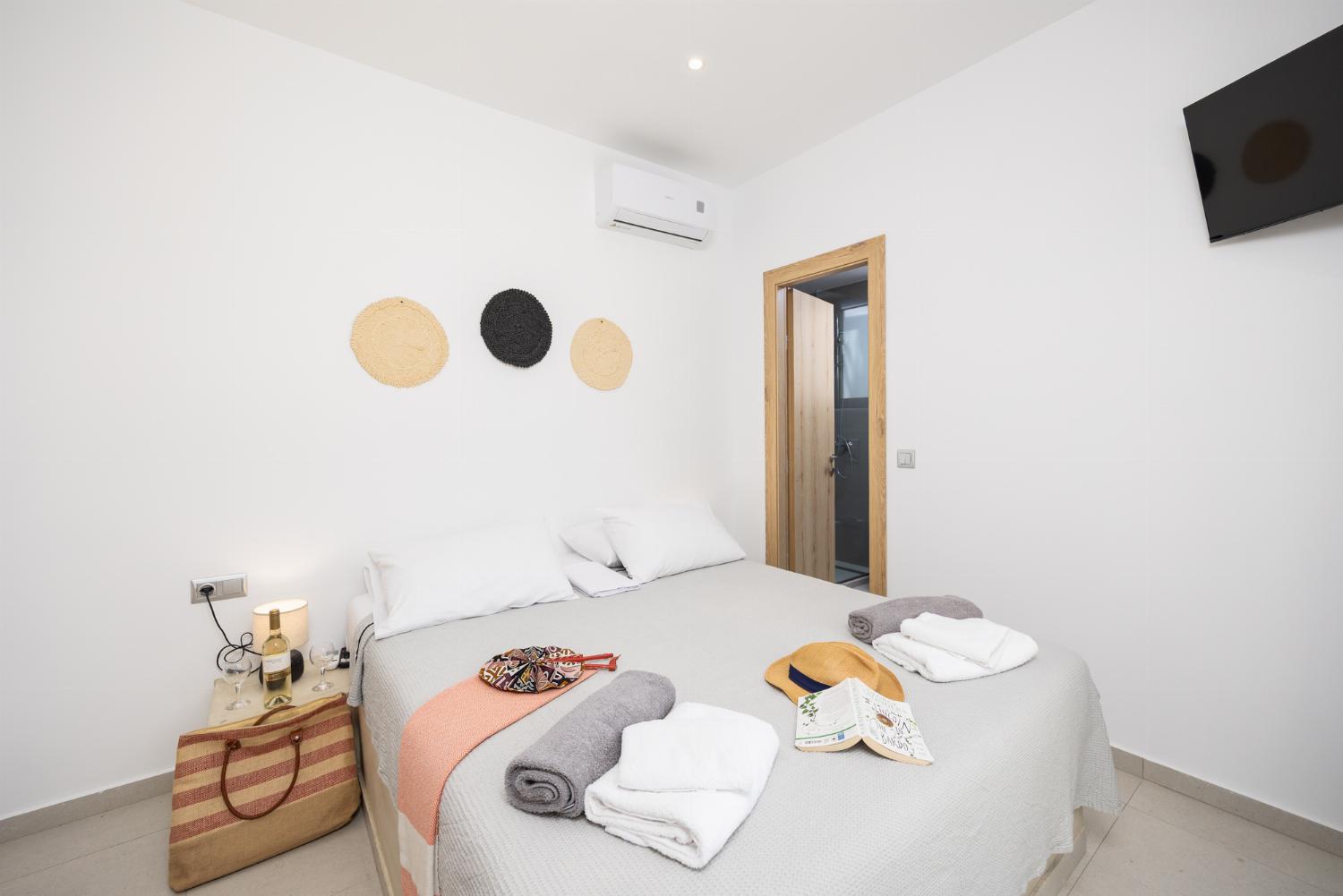 Double bedroom with en suite bathroom and A/C