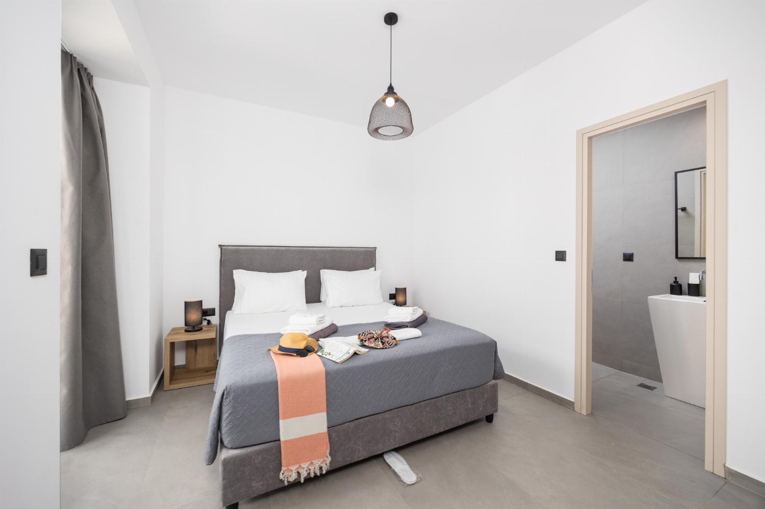 Double bedroom with en suite bathroom and A/C