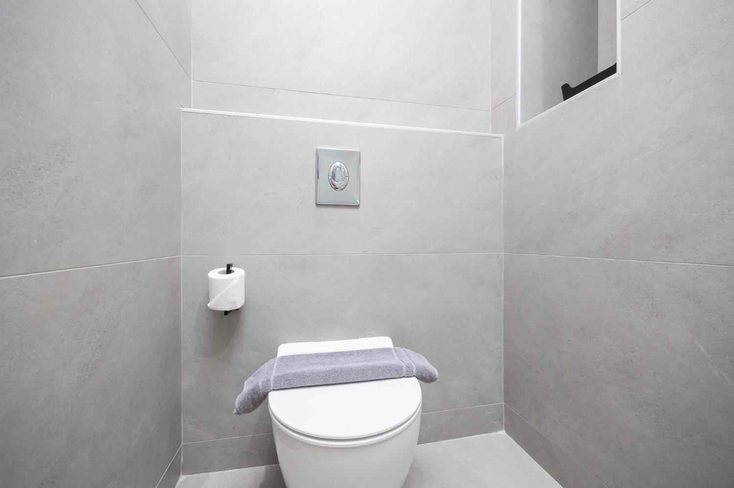 En suite bathroom with shower