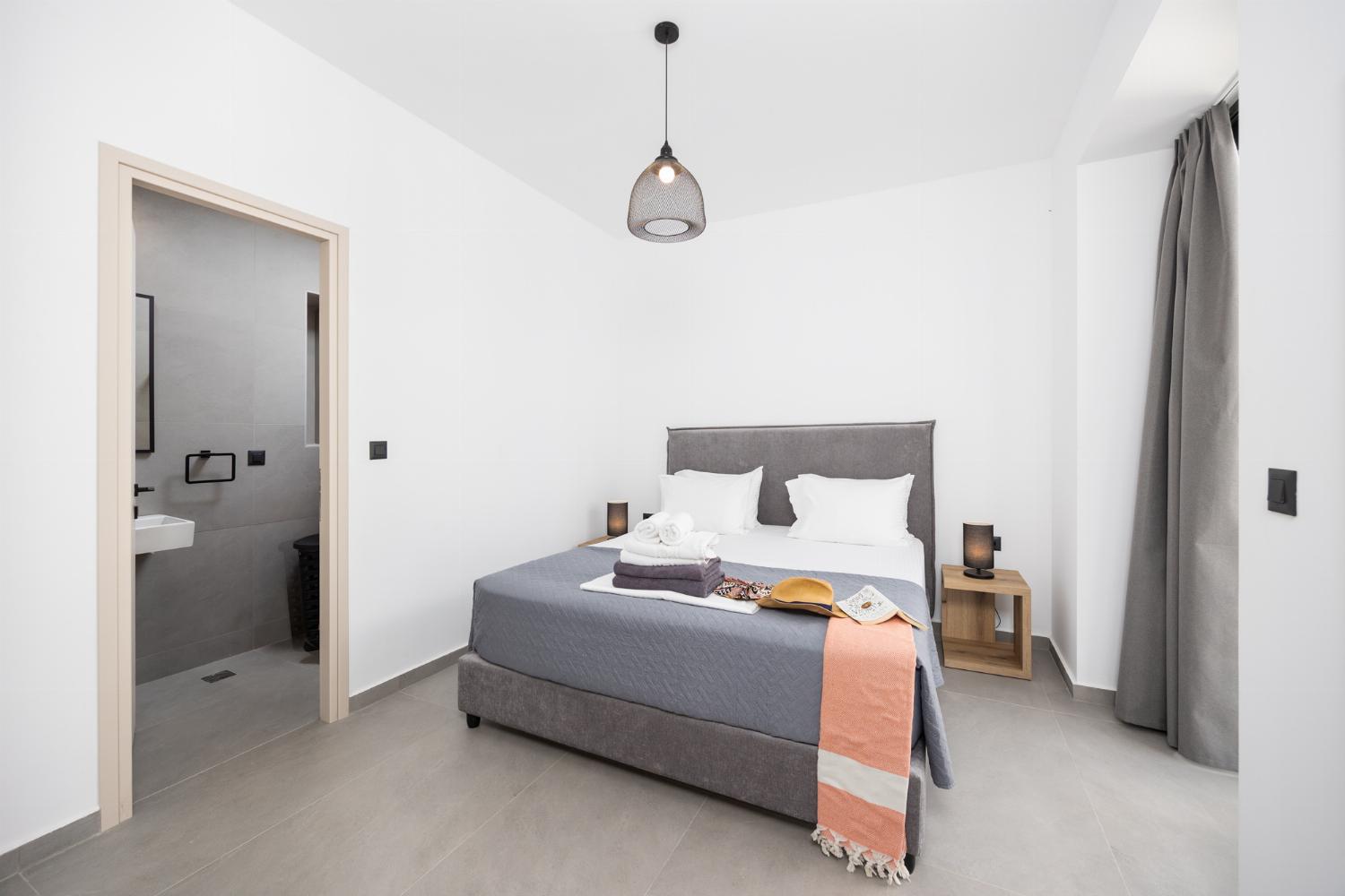 Double bedroom with en suite bathroom and A/C